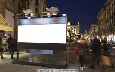 夜幕下的無聲推銷者 戶外廣告牌的視覺博弈與城市敘事